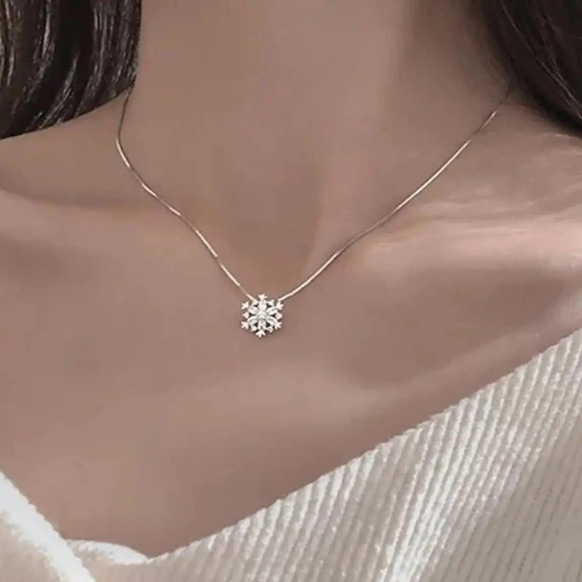 SNOWFLAKE CHARM SPARKLES