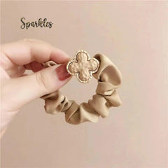 CLOVER PLEATED SCRUNCHIE